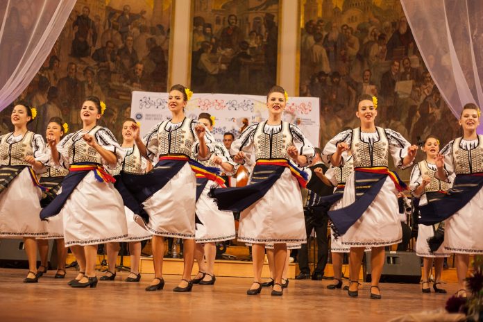 89194554_1386519811520152_2929700662658727936_o Ansamblul-Folcloric-Mărginimea